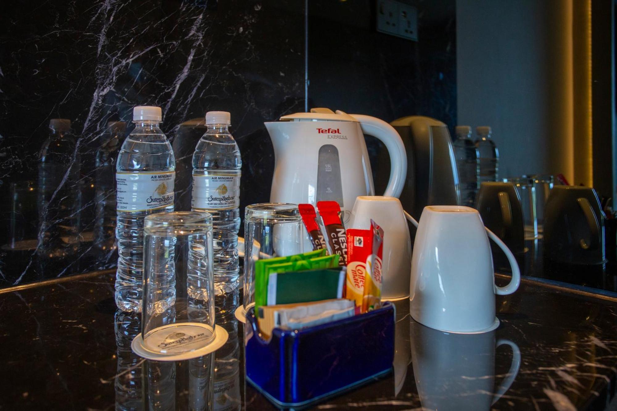 The Pacific Sutera Otel Kota Kinabalu Dış mekan fotoğraf Bottled water in a hotel room