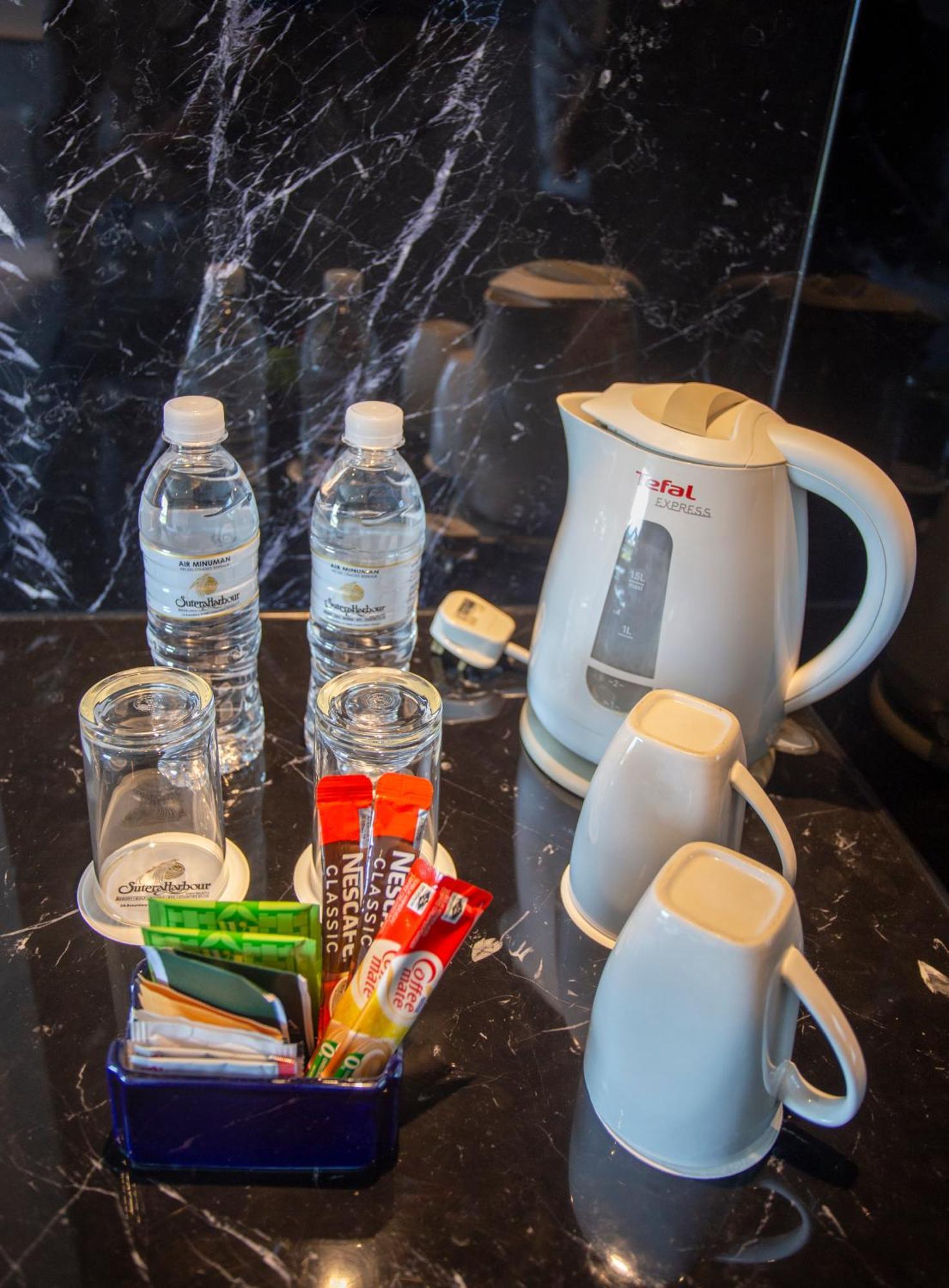 The Pacific Sutera Otel Kota Kinabalu Dış mekan fotoğraf A kettle with bottled water and coffee