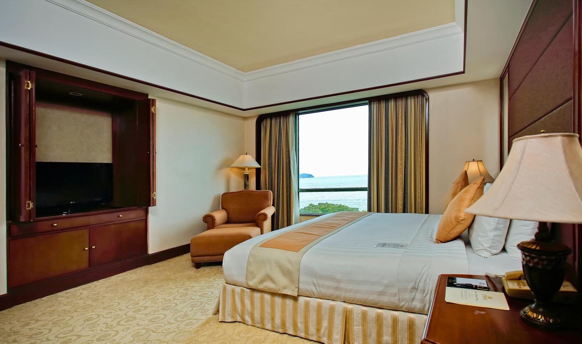 The Pacific Sutera Otel Kota Kinabalu Dış mekan fotoğraf A bedroom at the Shangri-La Hotel, Kuala Lumpur